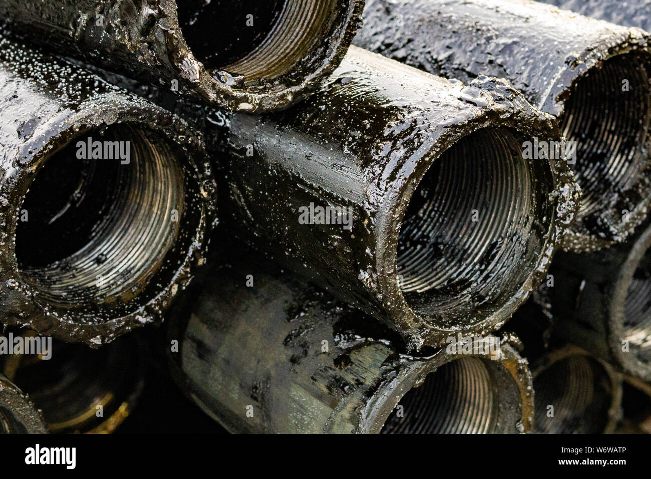 Öl des Bohrgestänges. Rusty Bohrgestänge wurden in den gut Abschnitt gebohrt. Downhole-daten Bohranlage. Verlegung der Rohrleitung auf dem Deck. Blick auf die Shell von Drill pip Stockfoto