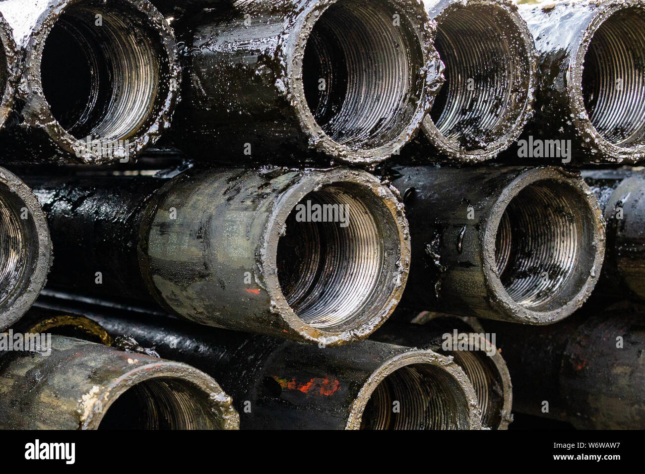 Öl des Bohrgestänges. Rusty Bohrgestänge wurden in den gut Abschnitt gebohrt. Downhole-daten Bohranlage. Verlegung der Rohrleitung auf dem Deck. Blick auf die Shell von Drill pip Stockfoto