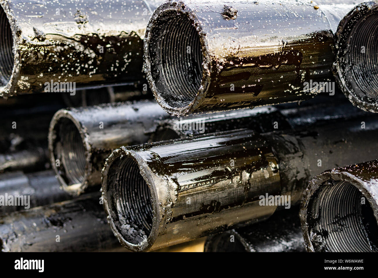 Öl des Bohrgestänges. Rusty Bohrgestänge wurden in den gut Abschnitt gebohrt. Downhole-daten Bohranlage. Verlegung der Rohrleitung auf dem Deck. Blick auf die Shell von Drill pip Stockfoto