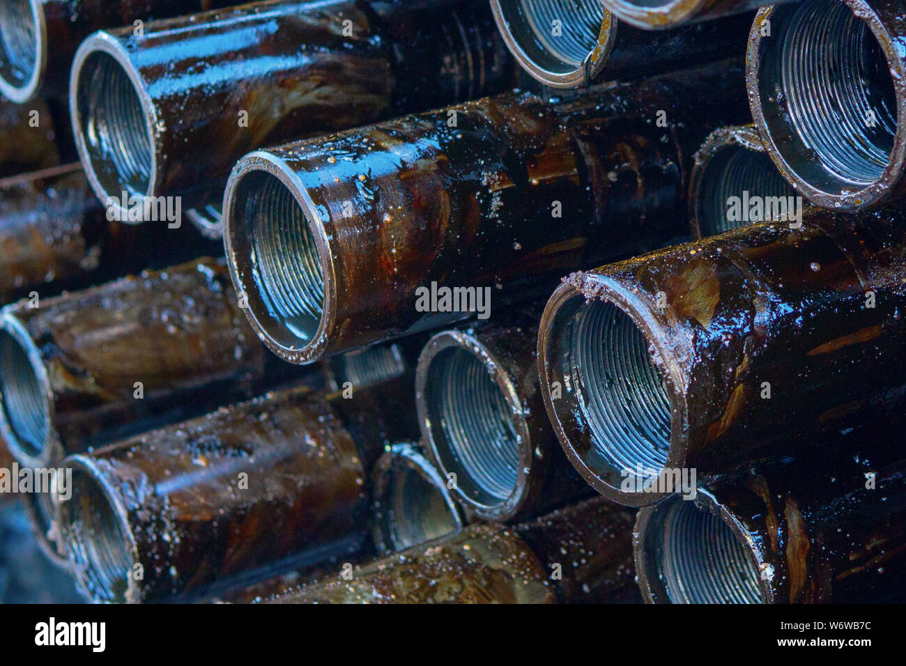 Pfeife metall Textur. Drillpipe auf Bohrinsel Rohr Deck. Rusty Bohrgestänge wurden in den gut Abschnitt gebohrt Stockfoto