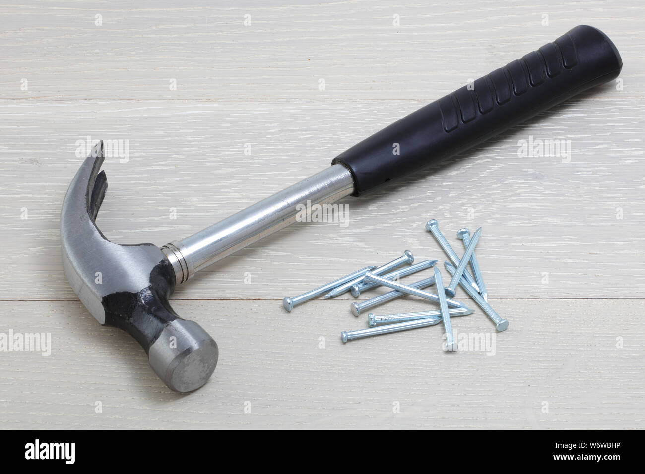 Einen Hammer und Nägel auf einer hölzernen Oberfläche Stockfoto