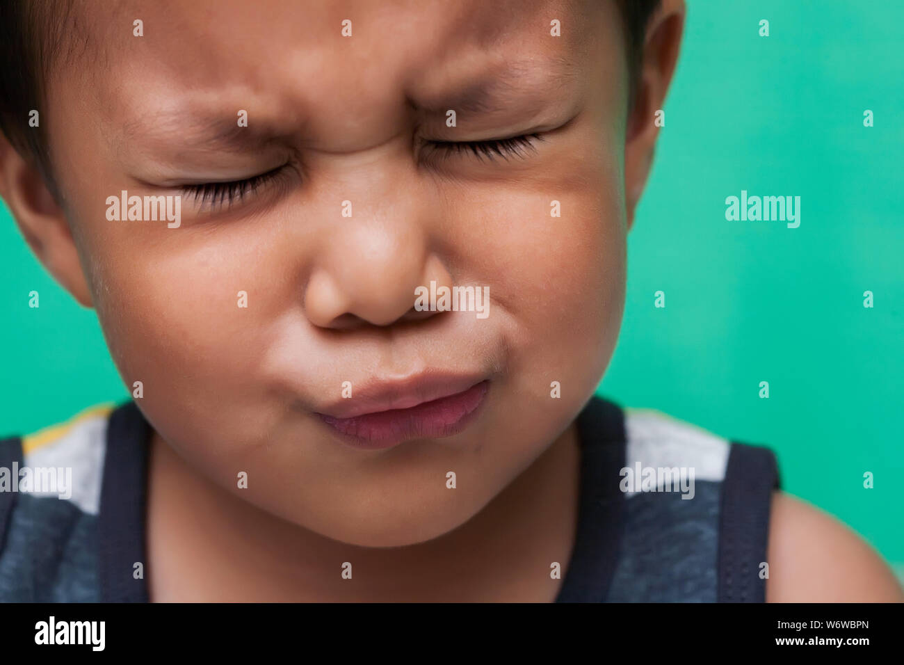 Jungen im Alter von 3 Jahren mit unerträglichen Schmerzen durch Gesichtsausdruck. Stockfoto