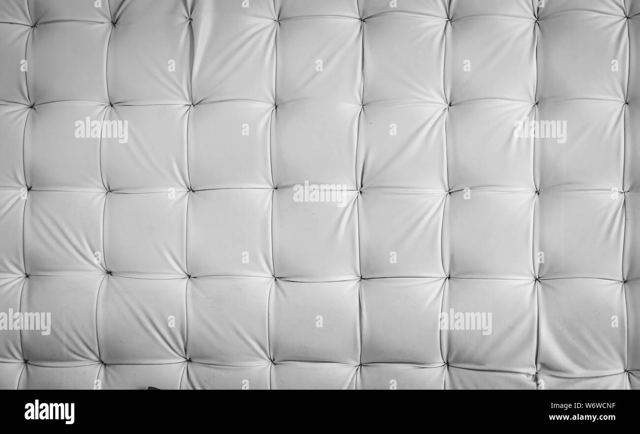 Weiße Lederpolsterung mit Strukturmuster auf Hintergrund. Vector Vintage Royal Sofa Lederpolster nahtlose Muster Stockfoto