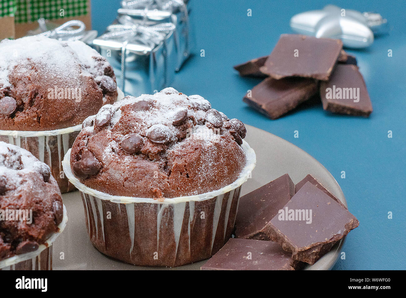 Festlicher Nachtisch. Weihnachten Schokolade Muffins. Weihnachten Süßigkeiten. New Year's Dessert Stockfoto