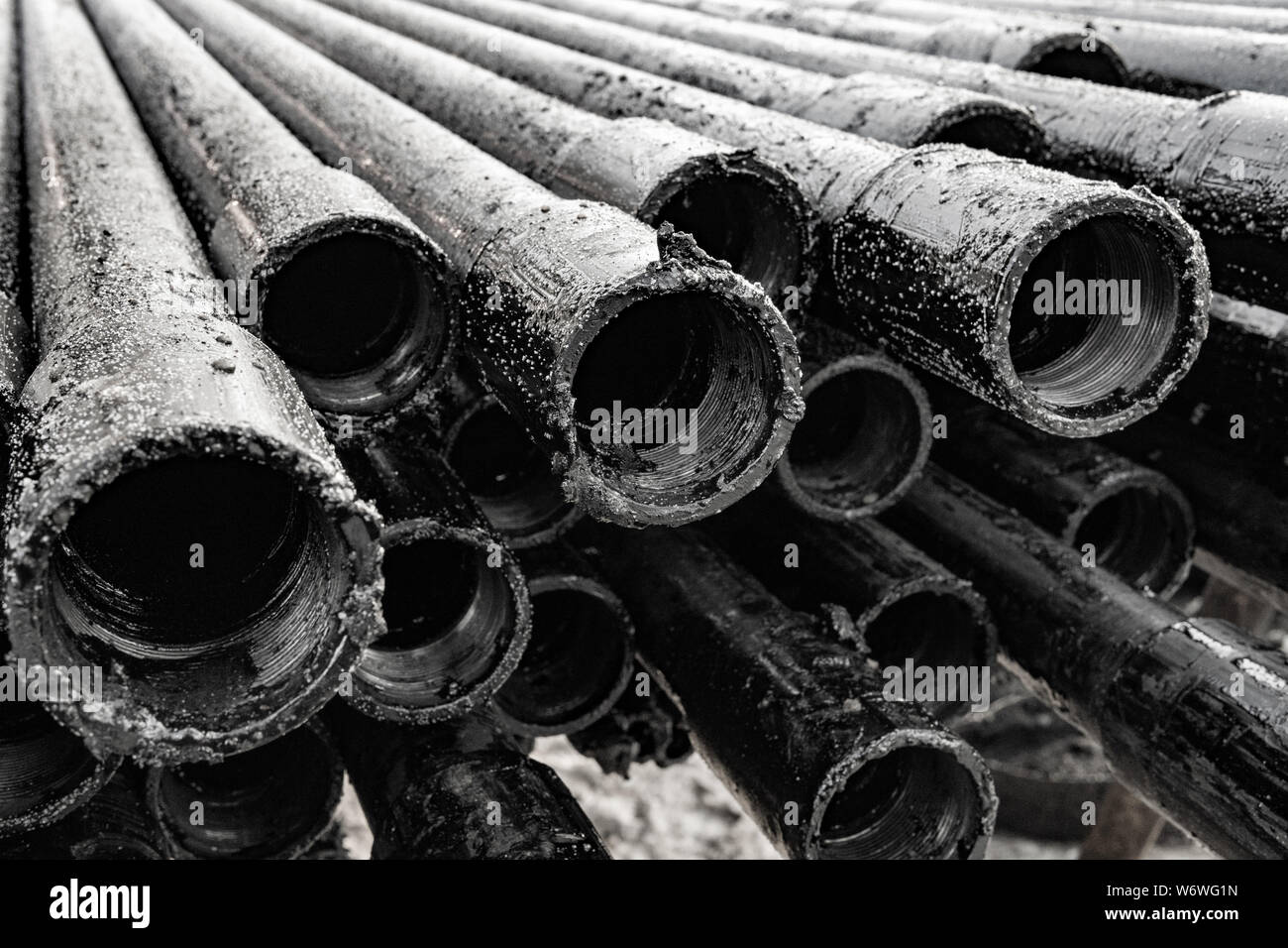 Öl des Bohrgestänges. Rusty Bohrgestänge wurden in den gut Abschnitt gebohrt. Blick auf die Shell der Bohrgestänge in den Innenhof der Öl- und Gasindustrie sowie der Lager gelegt. B Stockfoto