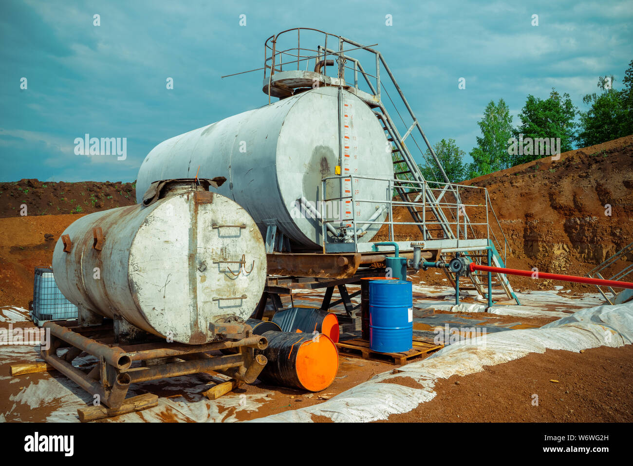 Moderne Tank- und Pipeline Chemie Fabrik mit großen/-Tanks, die für die Mixer Produkt Motoröl. Stockfoto