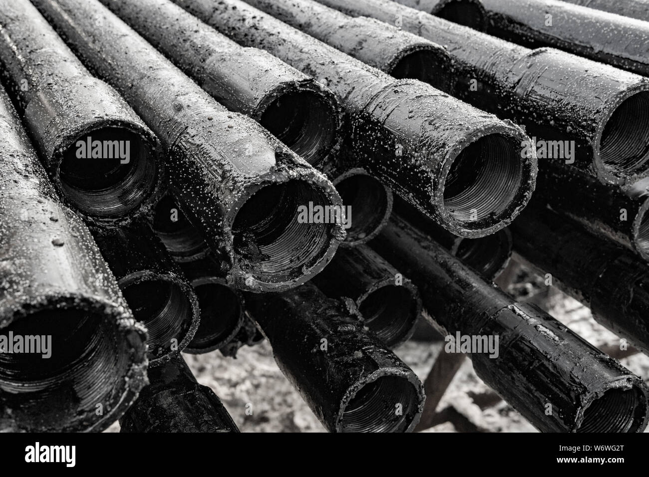 Öl des Bohrgestänges. Rusty Bohrgestänge wurden in den gut Abschnitt gebohrt. Blick auf die Shell der Bohrgestänge in den Innenhof der Öl- und Gasindustrie sowie der Lager gelegt. B Stockfoto