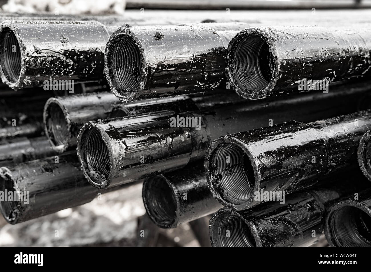 Öl des Bohrgestänges. Rusty Bohrgestänge wurden in den gut Abschnitt gebohrt. Blick auf die Shell der Bohrgestänge in den Innenhof der Öl- und Gasindustrie sowie der Lager gelegt. B Stockfoto