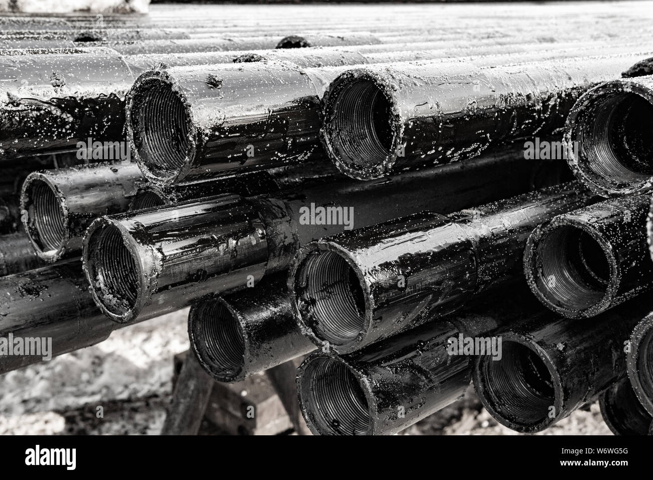 Öl des Bohrgestänges. Rusty Bohrgestänge wurden in den gut Abschnitt gebohrt. Blick auf die Shell der Bohrgestänge in den Innenhof der Öl- und Gasindustrie sowie der Lager gelegt. B Stockfoto