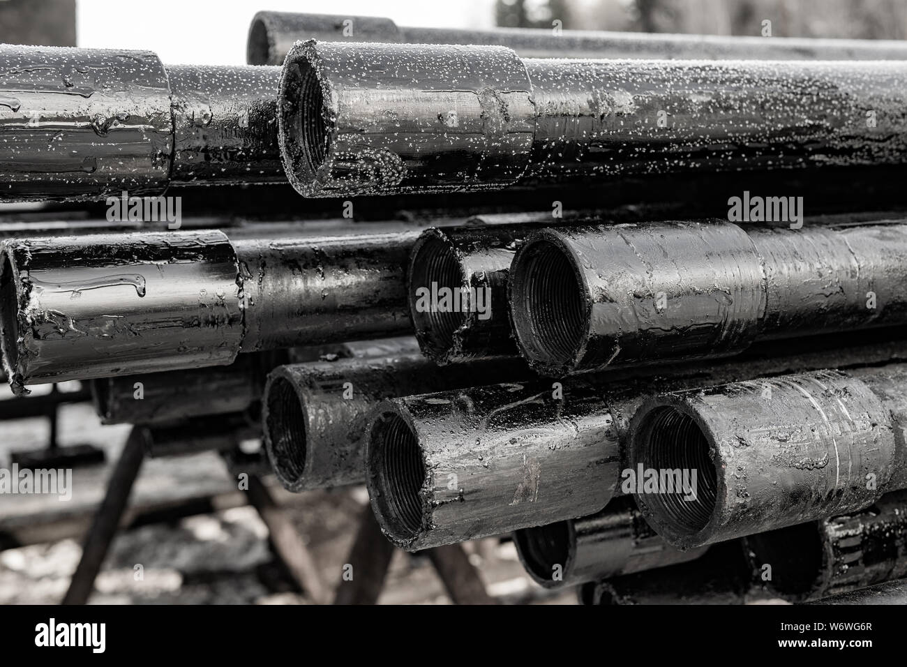 Öl des Bohrgestänges. Rusty Bohrgestänge wurden in den gut Abschnitt gebohrt. Blick auf die Shell der Bohrgestänge in den Innenhof der Öl- und Gasindustrie sowie der Lager gelegt. B Stockfoto