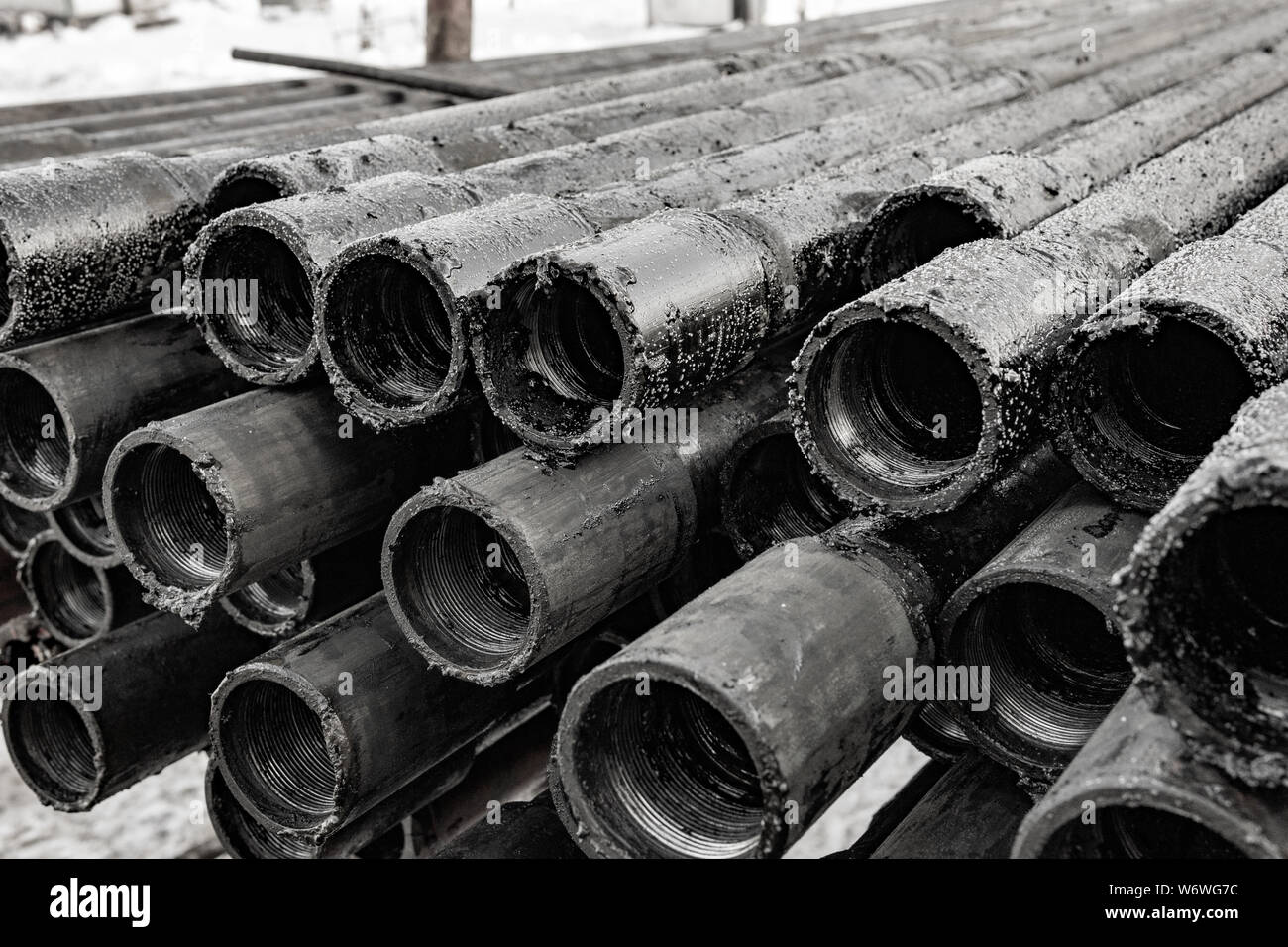 Öl des Bohrgestänges. Rusty Bohrgestänge wurden in den gut Abschnitt gebohrt. Blick auf die Shell der Bohrgestänge in den Innenhof der Öl- und Gasindustrie sowie der Lager gelegt. B Stockfoto
