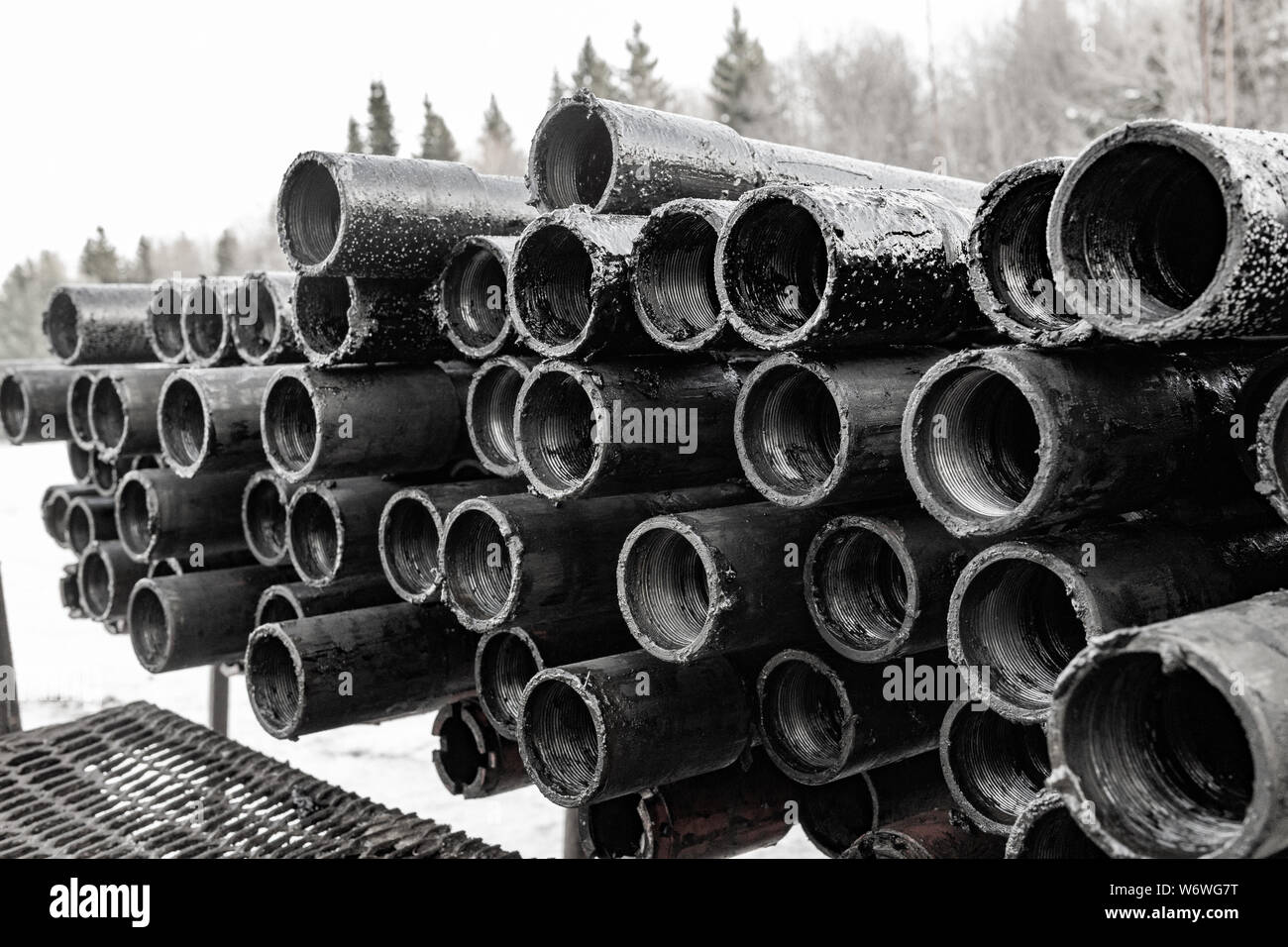 Öl des Bohrgestänges. Rusty Bohrgestänge wurden in den gut Abschnitt gebohrt. Blick auf die Shell der Bohrgestänge in den Innenhof der Öl- und Gasindustrie sowie der Lager gelegt. B Stockfoto
