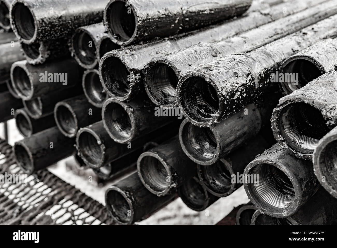 Öl des Bohrgestänges. Rusty Bohrgestänge wurden in den gut Abschnitt gebohrt. Blick auf die Shell der Bohrgestänge in den Innenhof der Öl- und Gasindustrie sowie der Lager gelegt. B Stockfoto
