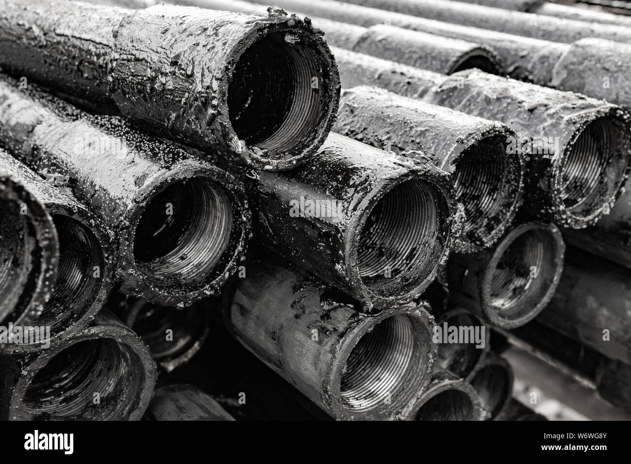 Öl des Bohrgestänges. Rusty Bohrgestänge wurden in den gut Abschnitt gebohrt. Blick auf die Shell der Bohrgestänge in den Innenhof der Öl- und Gasindustrie sowie der Lager gelegt. B Stockfoto