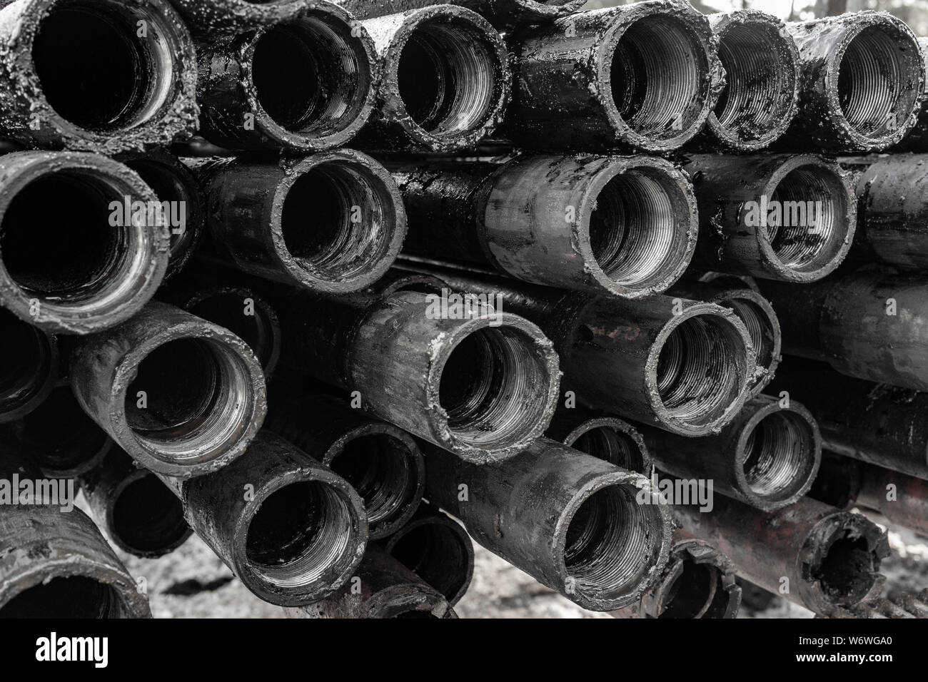 Öl des Bohrgestänges. Rusty Bohrgestänge wurden in den gut Abschnitt gebohrt. Blick auf die Shell der Bohrgestänge in den Innenhof der Öl- und Gasindustrie sowie der Lager gelegt. B Stockfoto