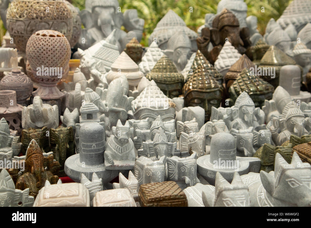 Nahaufnahme von Gott Skulpturen und rock Kunst an der Karre in Hampi, Indien verkaufen Stockfoto