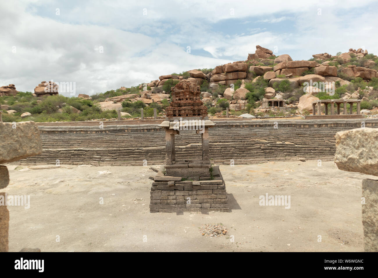 Getrocknete Loka Pavani Tank in der Nähe von Vittala Tempel Hampi, Indien Stockfoto