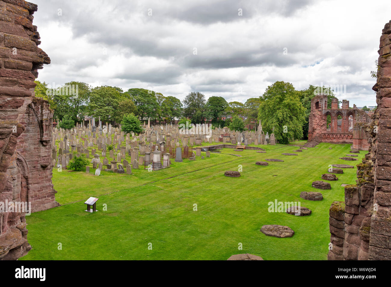 Die Ruinen von Arbroath Abbey, Arbroath, Angus, Schottland, Vereinigtes Königreich Stockfoto