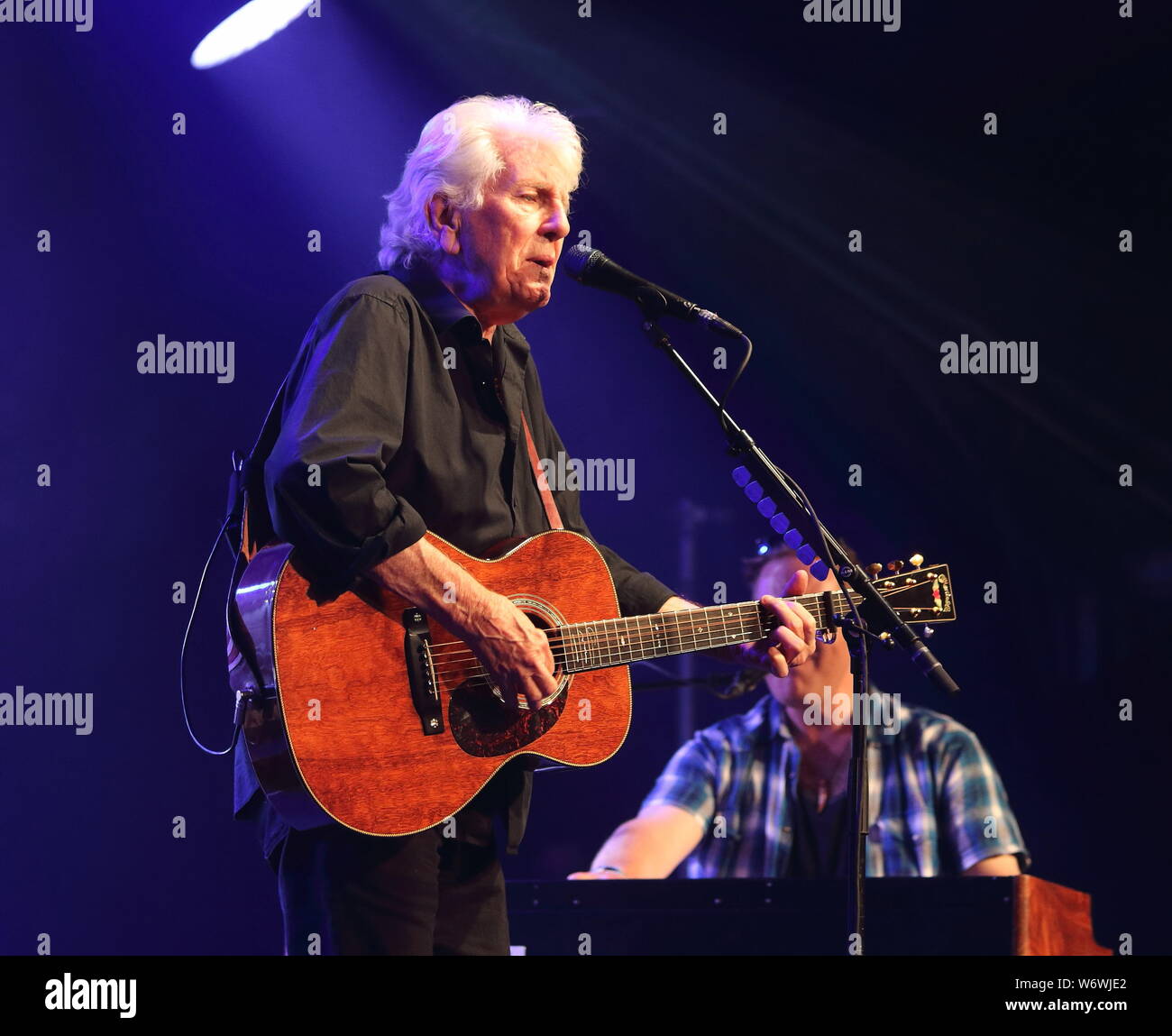 Cambridge, Großbritannien. 02 Aug, 2019. Der britische Sänger, Songwriter und Musiker Graham Nash - berühmt für Sein ein Teil der folk-rock supergroup Crosby, Stills & Nash - führt am ersten Tag des Weltberühmten Cambridge Folk Festival bei Cherry Hinton Hall, Cambridge. Credit: SOPA Images Limited/Alamy leben Nachrichten Stockfoto