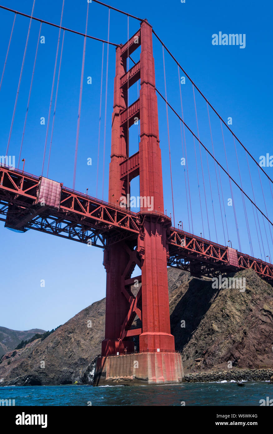 Die Golden Gate Bridge gesehen von unten und schaut in den Marin, Norden, Seite. Stockfoto