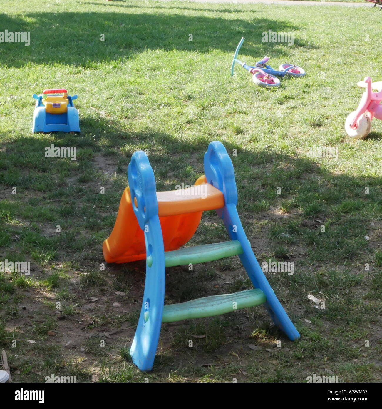 Abgebrochene Kunststoff Spielzeug auf dem Gras - keine Personen Stockfoto