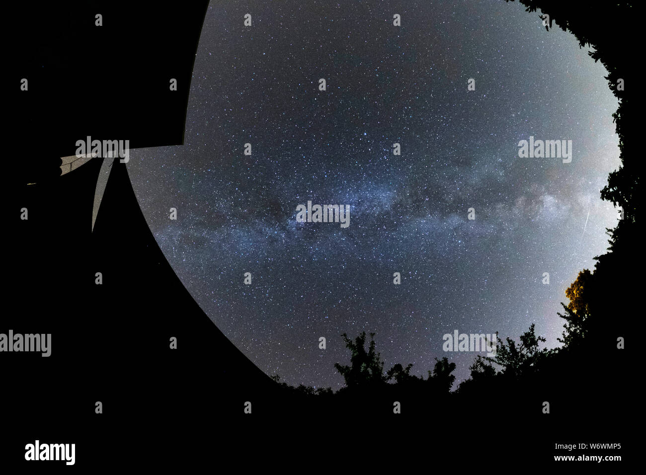 Sablet, der Vaucluse, Frankreich. 3. August 2019. Klar, dunklen Himmel im südlichen Frankreich zeigen die Milchstraße hell in der Nacht Himmel über einem Haus im Dorf erscheinen. Credit: Malcolm Park/Alamy Leben Nachrichten. Stockfoto