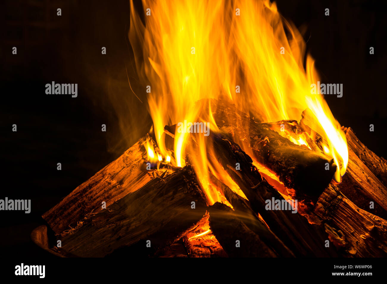 Warmes orange Licht der ein gemütliches Feuer im Freien anmelden Stockfoto