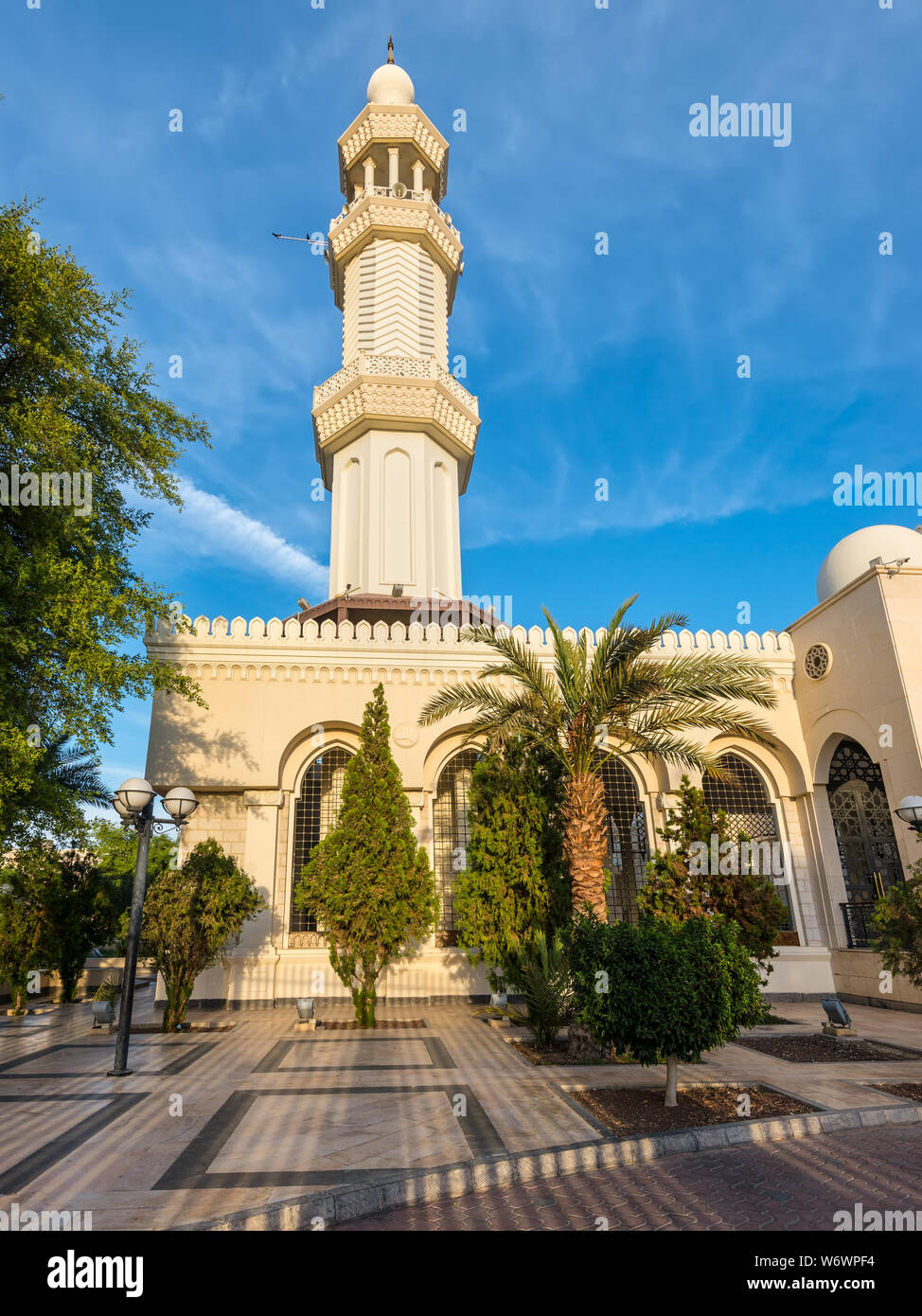 Aqaba, Jordanien - November 6, 2017: Die größte Jordanischen Moschee nachgeprüft und Al-Hussein-Bin Ali im Zentrum von Aqaba, Jordanien. Stockfoto