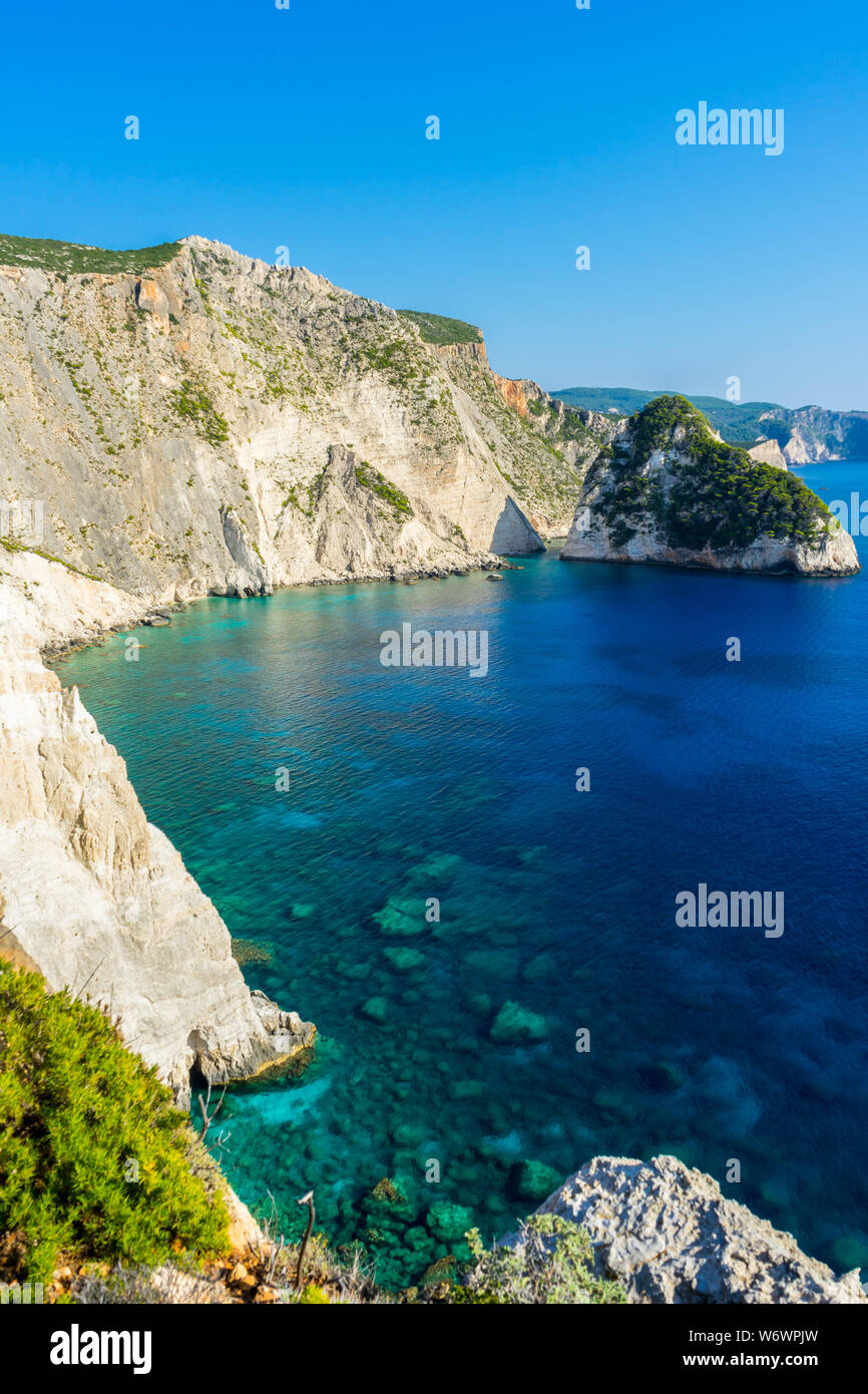 Griechenland, Zakynthos, Kap plakaki azurblauem Wasser und grünen Insel an der Küste Stockfoto