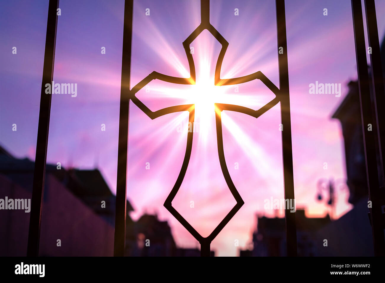 Orthodoxe Kreuz in Zaun der Kirche geschmiedet. Christliche Religion Muster. Schönen Glanz im Hintergrund Stockfoto