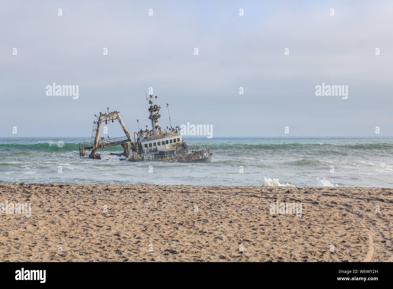 Eine von vielen rostigen Schiff (Zelia Indien) Rümpfe entlang der Skelettküste. Stockfoto