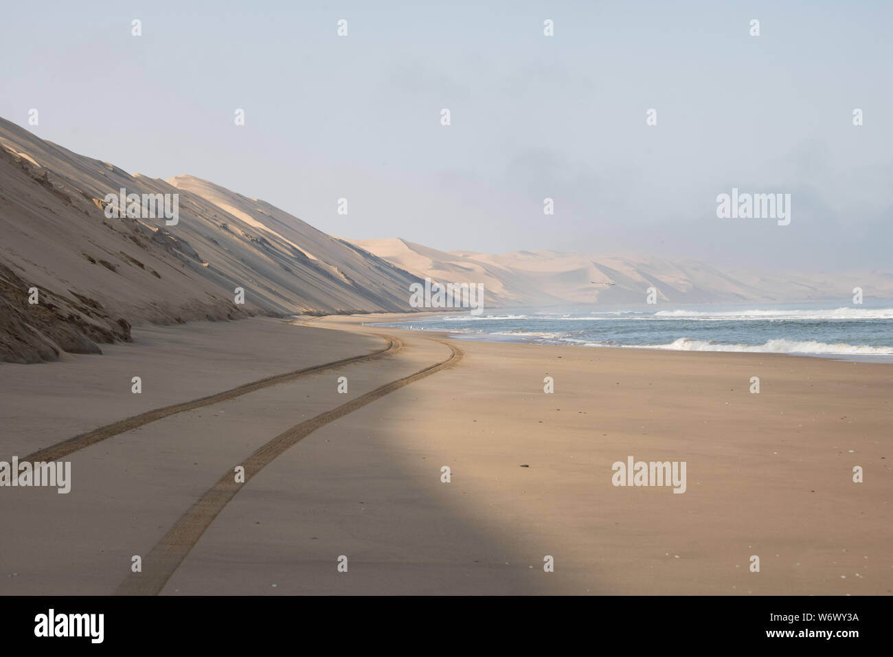 Die spektakuläre Landschaft, durch die Dünen, das Meer in Sandwich Bay, Namibia erfüllen. Stockfoto