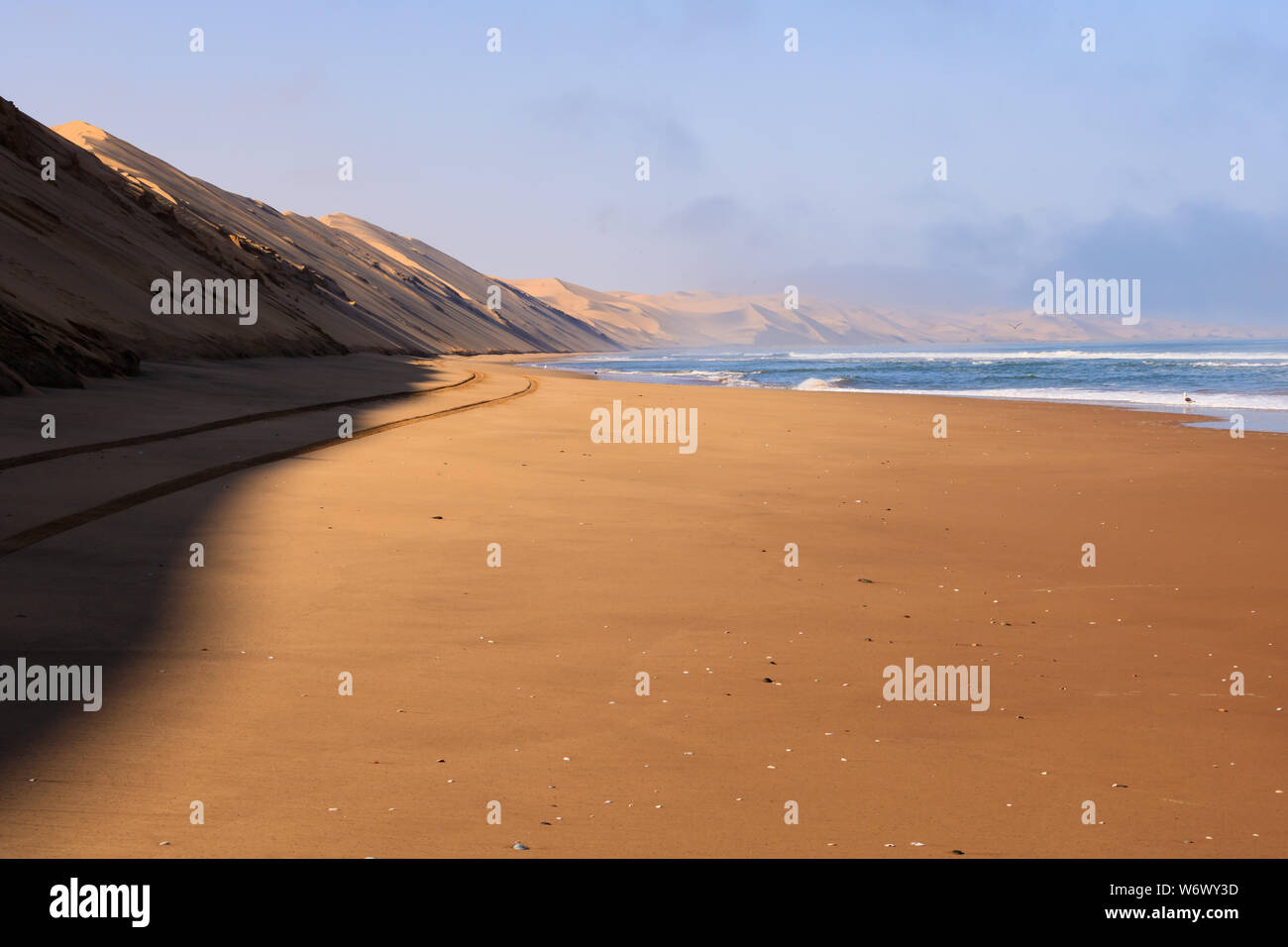 Die spektakuläre Landschaft, durch die Dünen, das Meer in Sandwich Bay, Namibia erfüllen. Stockfoto