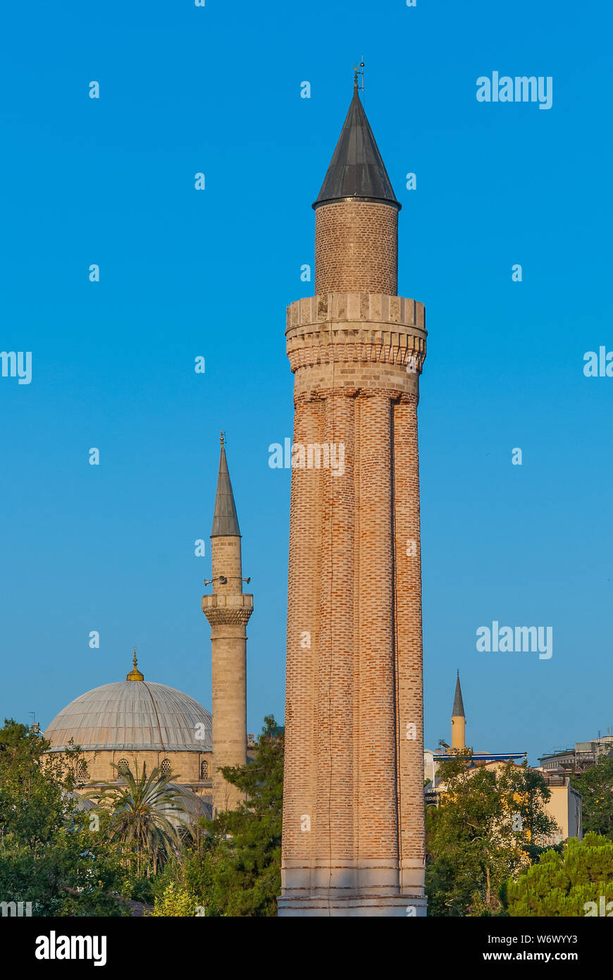 Die Alaeddin Moschee oder Yivli Minare Moschee in Antalya Altstadt oder Kaleici in der Türkei Stockfoto