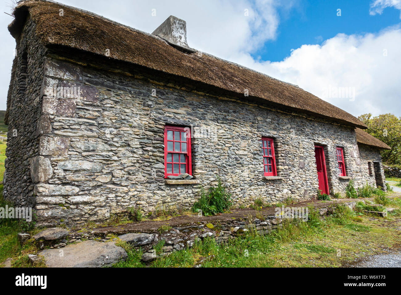 Slea Head Hungersnot Cottages im Fahan auf der Halbinsel Dingle in der Grafschaft Kerry, Republik von Irland Stockfoto