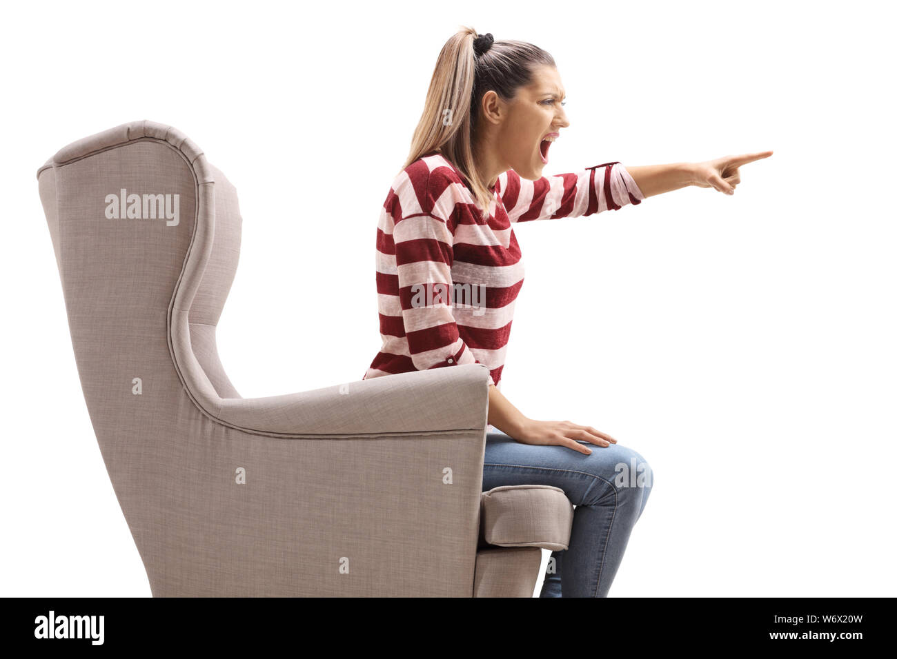 Wütende Frau im Sessel schreien auf weißem Hintergrund Stockfoto