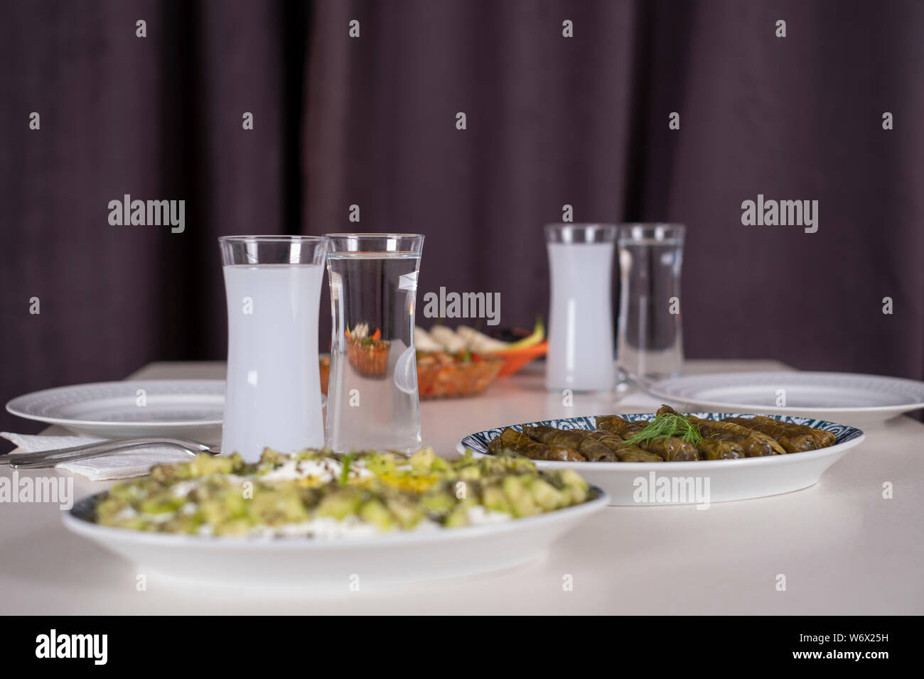 Türkische und griechische traditionelle Esstisch mit speziellen Alkohol trinken Raki. Ouzo und türkischen Raki ist ein trockener Anis aromatisiert Aperitif. Stockfoto