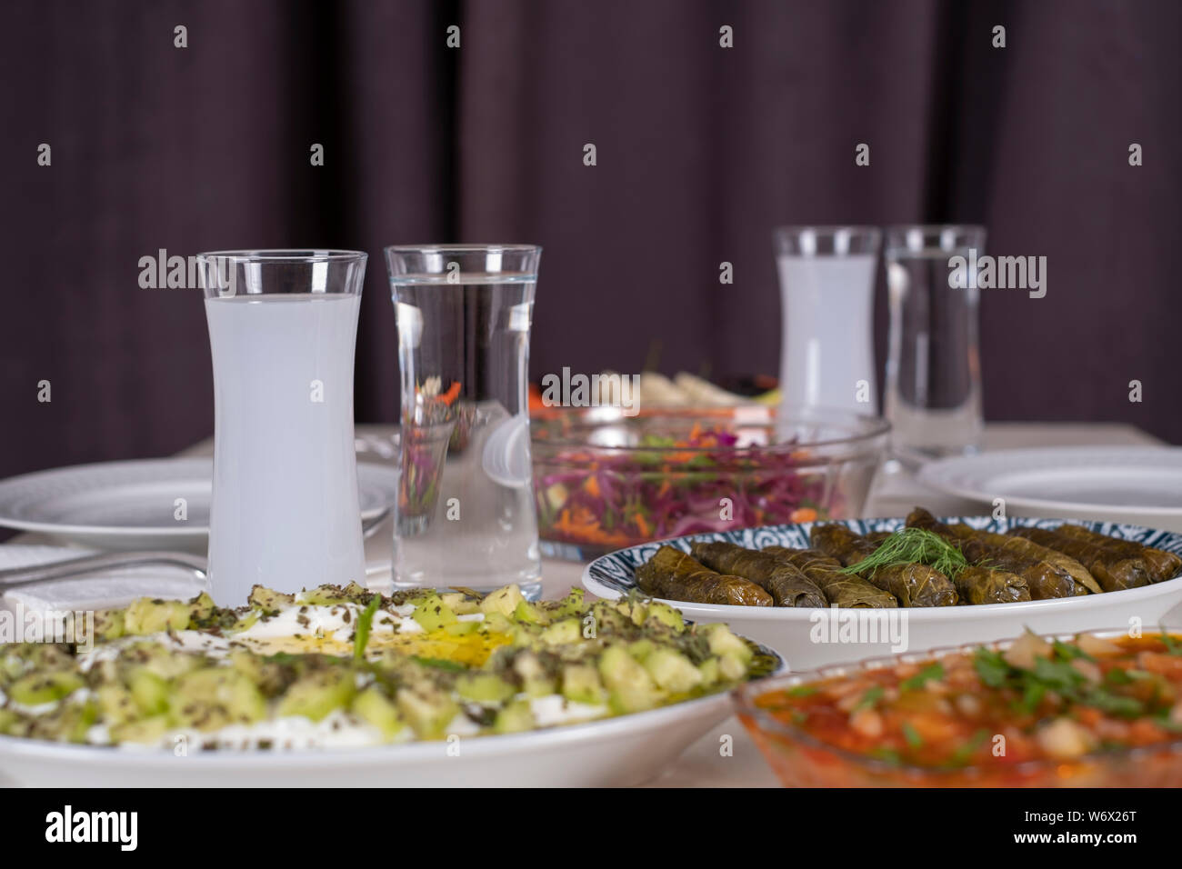 Türkische und griechische traditionelle Esstisch mit speziellen Alkohol trinken Raki. Ouzo und türkischen Raki ist ein trockener Anis aromatisiert Aperitif. Stockfoto
