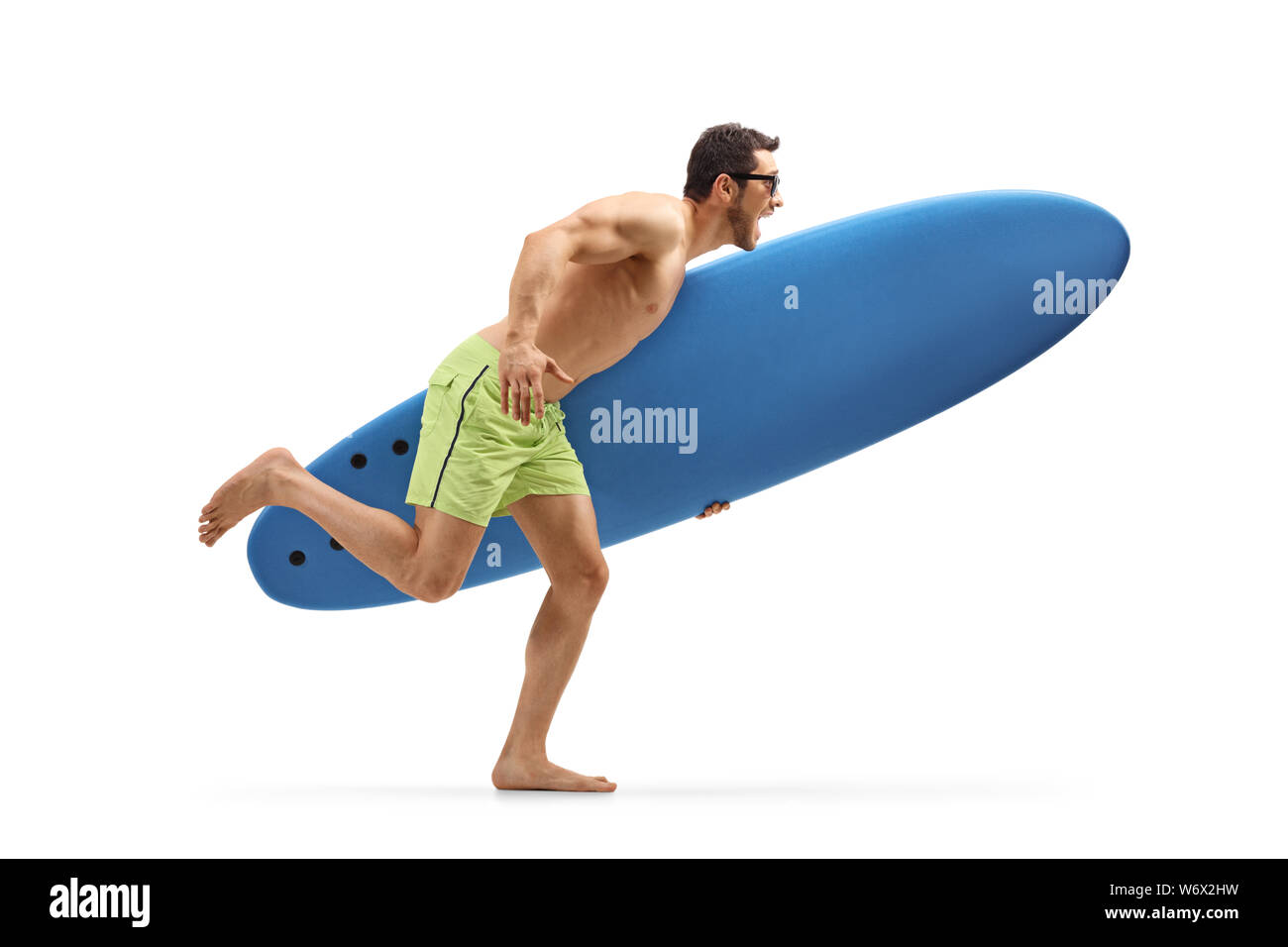 Volle Länge Profil Schoß eines jungen aufgeregt Mann hält eine Surf Board und auf weißem Hintergrund isoliert Stockfoto