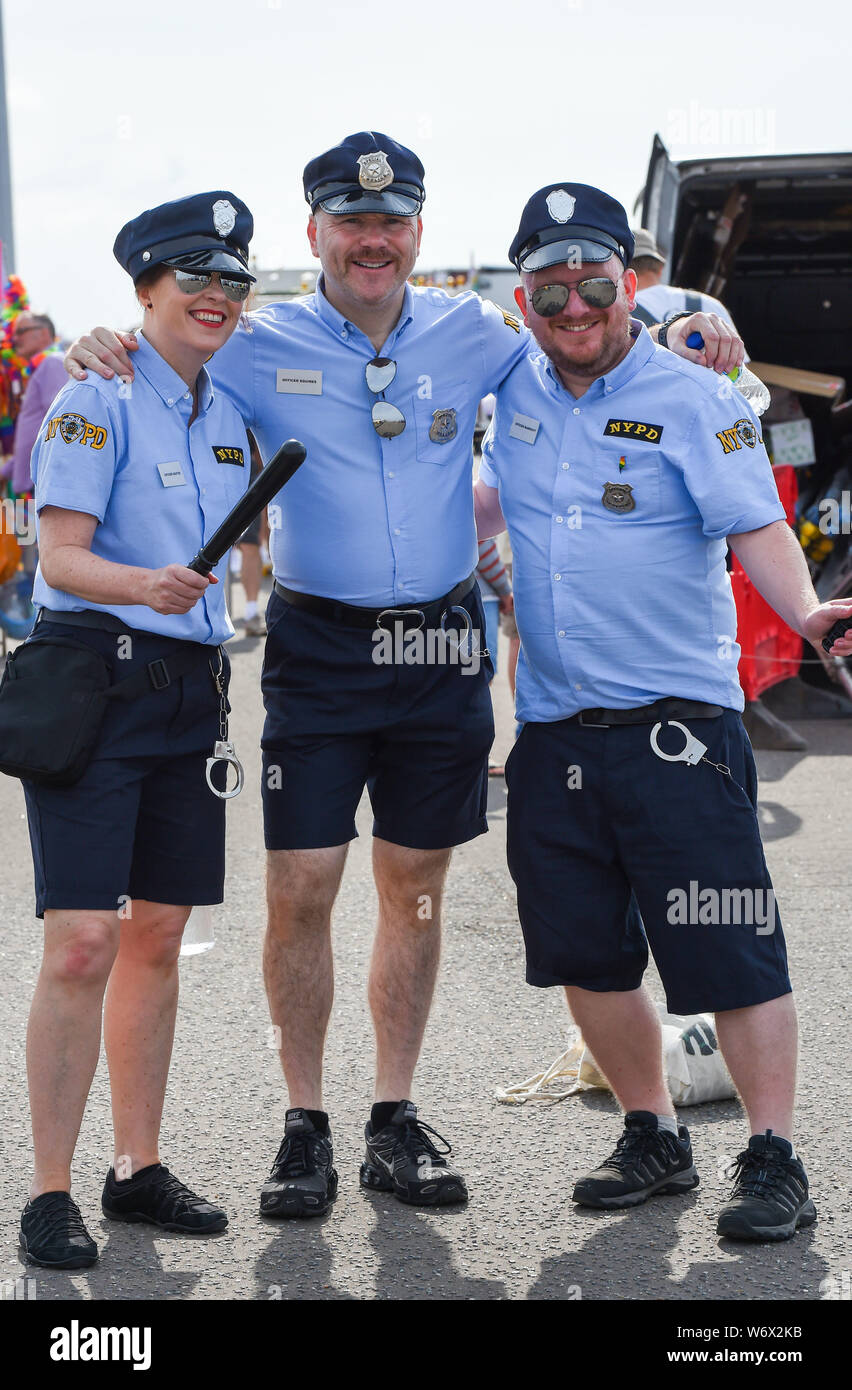 Brighton UK 3. August 2019 - Frühe Ankunft vorbereiten und in die Party Stimmung vor der Teilnahme an der jährlichen Brighton und Hove Pride Parade ab der Küste, bevor Sie durch die Stadt und an Preston Park, wo Kylie Minogue ist fällig am Abend durchzuführen. Hunderttausende Besucher werden erwartet in diesem Jahr über das Wochenende zu nehmen. Foto: Simon Dack/Alamy leben Nachrichten Stockfoto