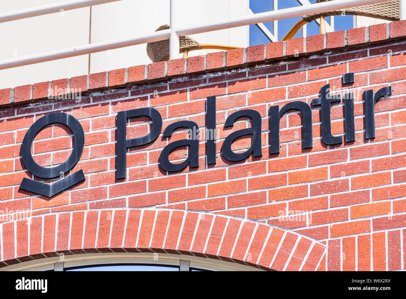 Juli 30, 2019 in Palo Alto/CA/USA - palantir Logo an ihrem Hauptsitz im Silicon Valley angezeigt; Palantir Technologien ist eine private Amerikanische software unternehmen Stockfoto