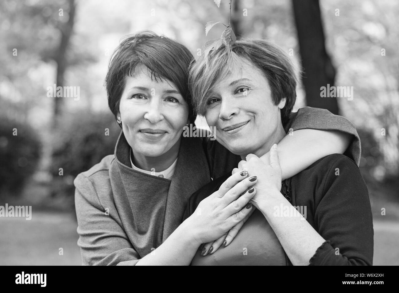 Schwarz-weiß-Porträt von niedlichen reife Frauen 60er und 40er Jahre im Park Stockfoto