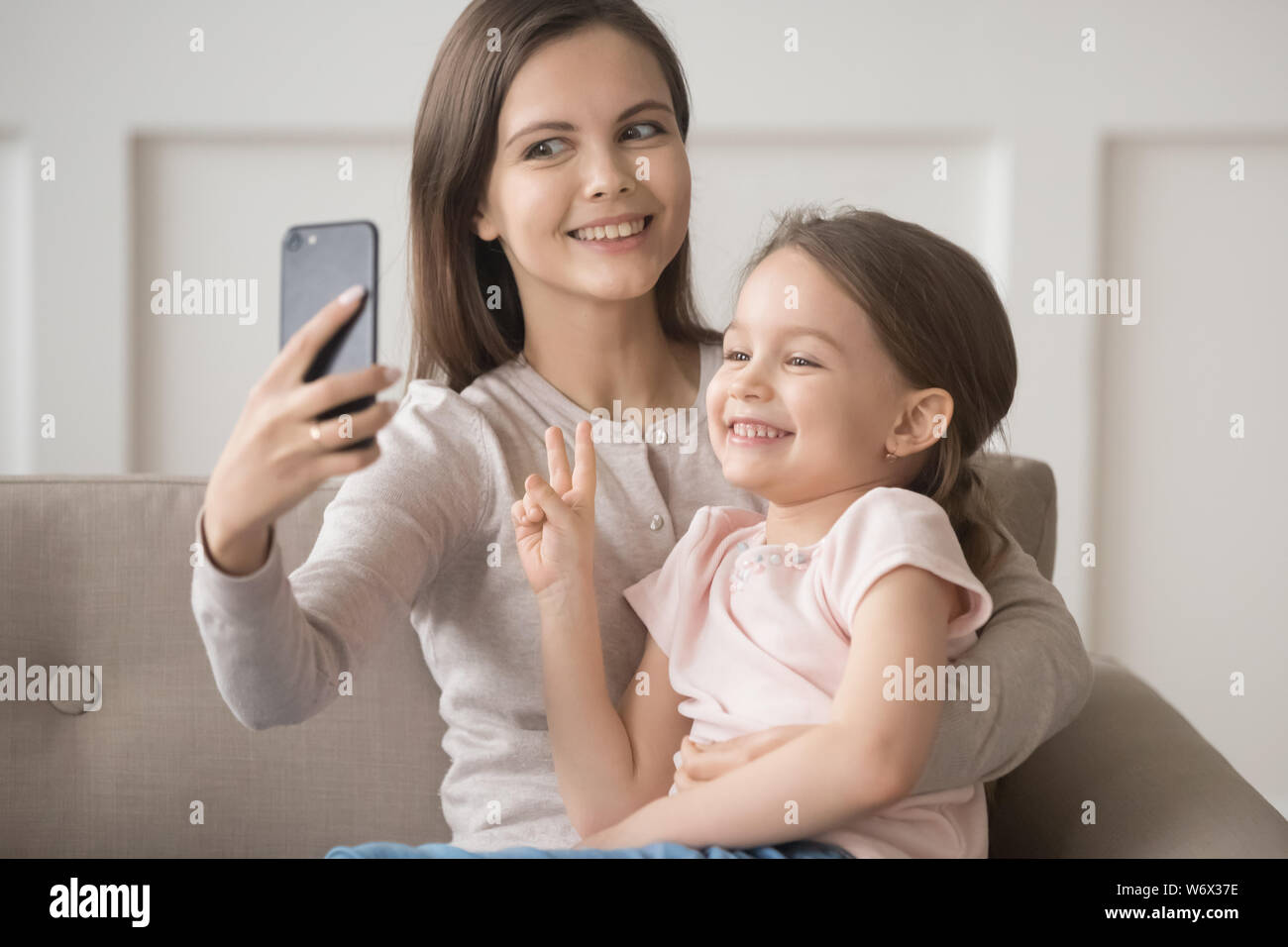 Heiter lustig Mutter hält Smartphone selfie mit Tochter Stockfoto