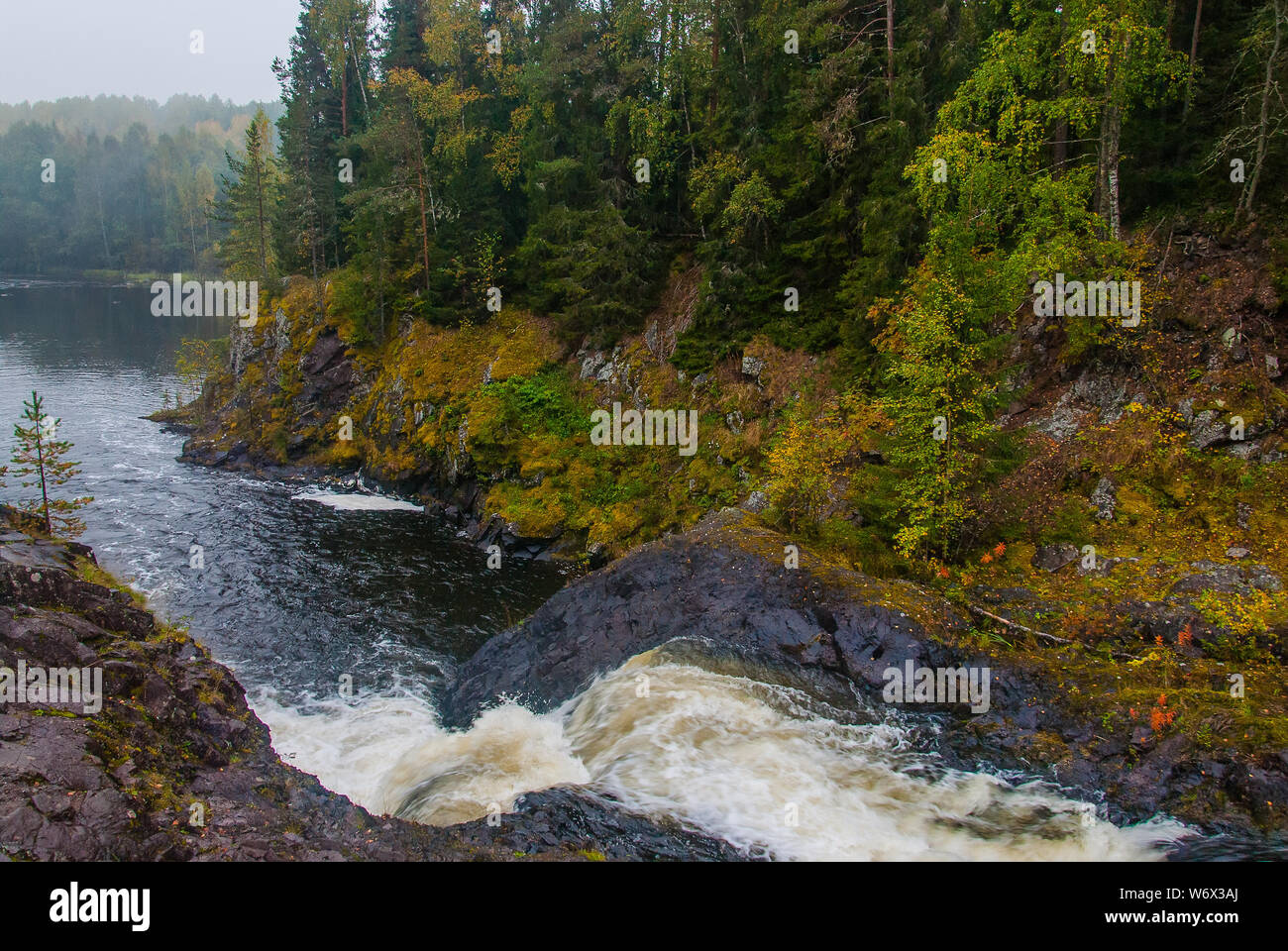 Kivach Wasserfall in Karelien, Russland. Natur Landschaft des russischen Nordens Stockfoto