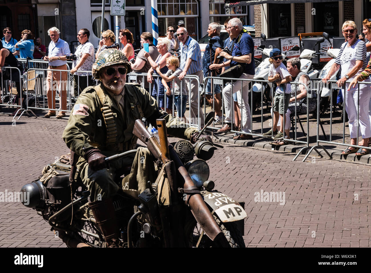 Eine militärische Motorradfahrer auf der Veteran's Day Parade 2018 in Den Haag Stockfoto