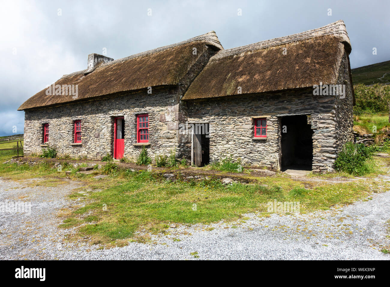 Slea Head Hungersnot Cottages im Fahan auf der Halbinsel Dingle in der Grafschaft Kerry, Republik von Irland Stockfoto