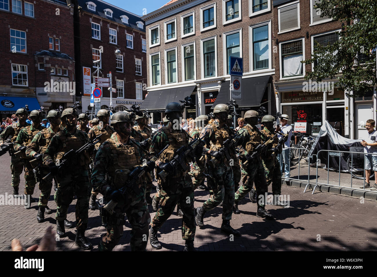 Militärische Truppen marschieren an der Parade auf dem Veterans' 2018 Tag in Den Haag Stockfoto
