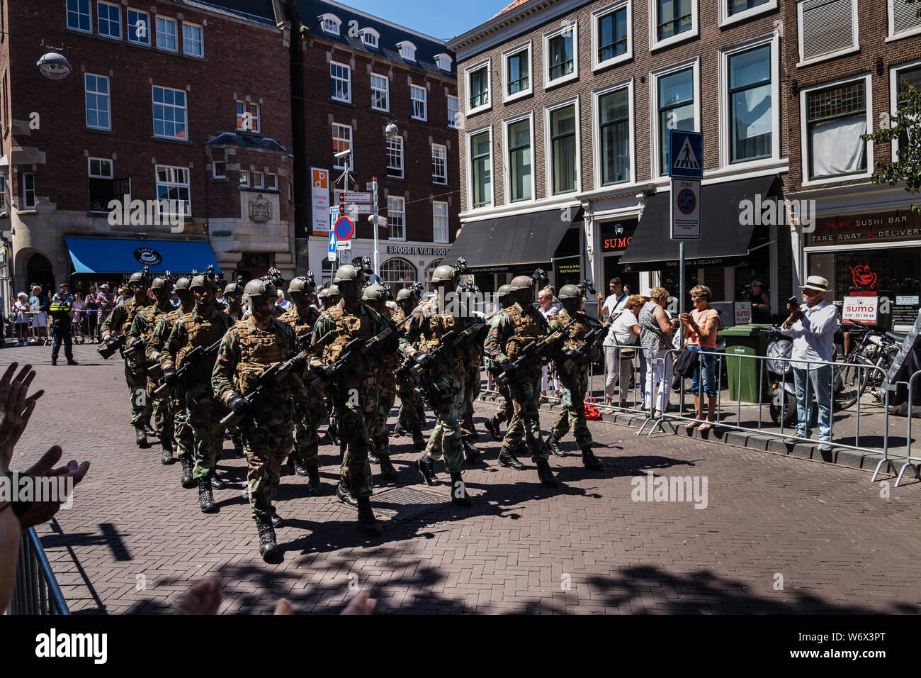 Militärische Truppen marschieren an der Parade auf dem Veterans' 2018 Tag in Den Haag Stockfoto
