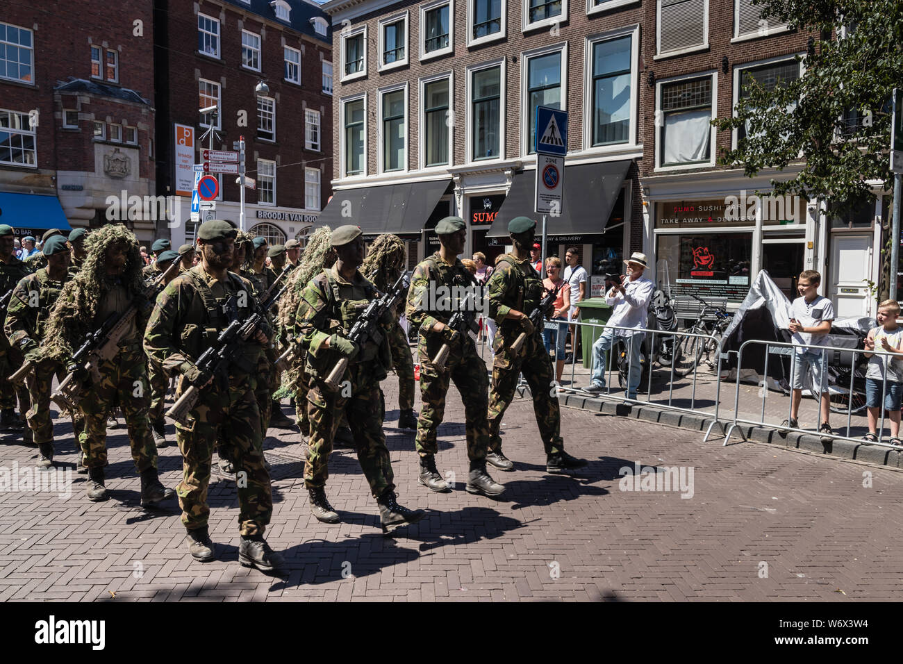 Militär Soldaten marschieren an der Parade auf dem Veterans' 2018 Tag in Den Haag Stockfoto