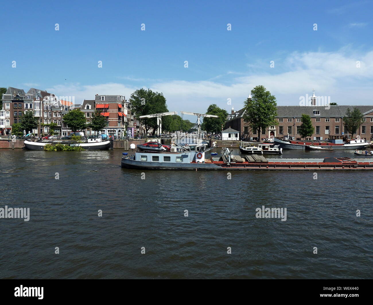 Kreuzfahrt- und Segelschiffe Segeln der Amstel in der Nähe von Walter Süskindbrug Stockfoto